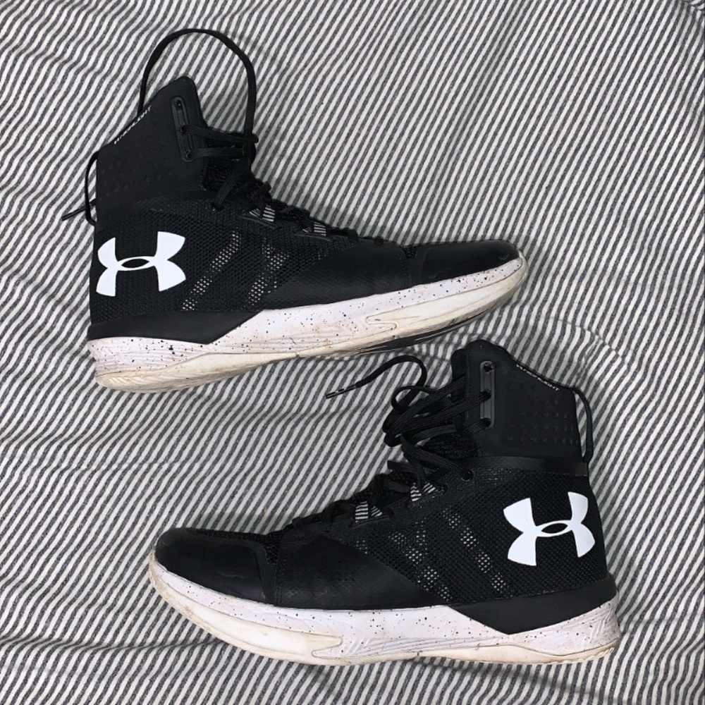 Under armour ace volleyball shoes. Size 8